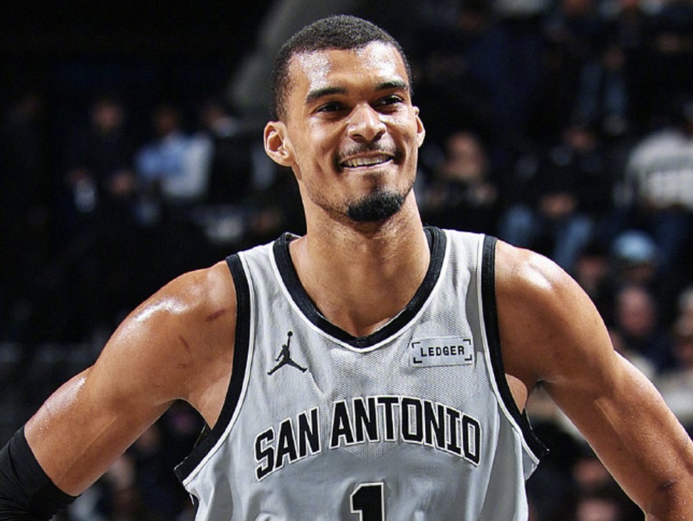 历史首次，马刺包揽二月西部最佳球员+防守球员+新秀+教练